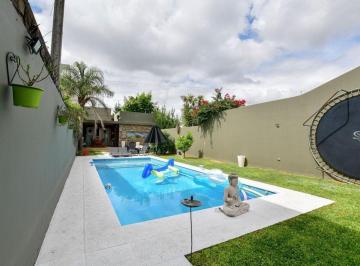 Casa · 276m² · 6 Ambientes · 1 Cochera · Casa en Venta La Plata Parque Pileta Quincho