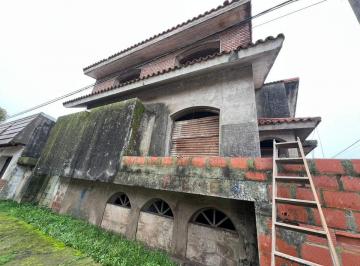 Casa · 220m² · 5 Ambientes · 1 Cochera · Venta Amplia Casa Aterminar Enesquina Pavon Arriba