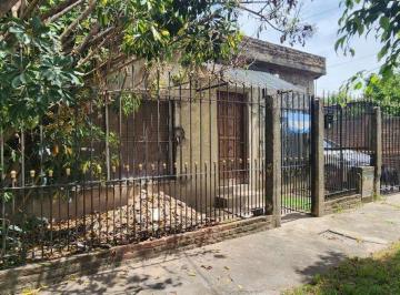 Casa · 76m² · 3 Ambientes · 2 Cocheras · Casa 3 Amb en Venta en Lanús con Cochera y Patio