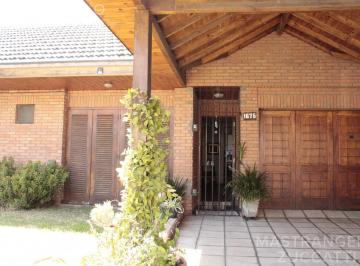 Casa · 260m² · 5 Ambientes · 2 Cocheras · Amplio Chalet en Banfield Oeste en Inmejorable Ubicacion