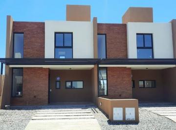 Casa · 122m² · 9 Ambientes · 2 Cocheras · Dúplex 3 Dorm. 130 m² Docta con Patio Amplio