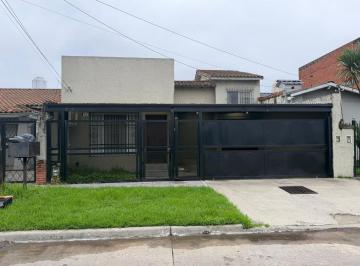 Casa · 180m² · 4 Ambientes · 3 Cocheras · Casa C/ Pileta y Quincho en Excelente Ubicación