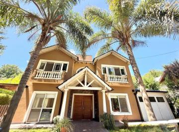 Casa · 5 Ambientes · 3 Cocheras · Casa en Venta en Parque Las Naciones con Piscina!