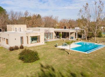 Casa · 352m² · 6 Ambientes · 2 Cocheras · Casa en Venta en Fincas de San Vicente