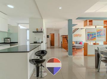 Casa · 203m² · 5 Ambientes · 2 Cocheras · Casa en Venta La Plata 3 Dorm. Cochera