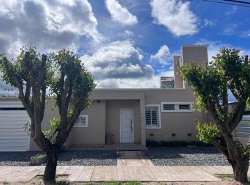 Casa · 120m² · 4 Ambientes · 2 Cocheras · Venta Casa La Calera Centro 2 Dorm.