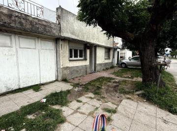 Casa · 150m² · 3 Dormitorios · 1 Cochera · Oportunidad Venta Casa a Reciclar Sobre Lote 150 m²