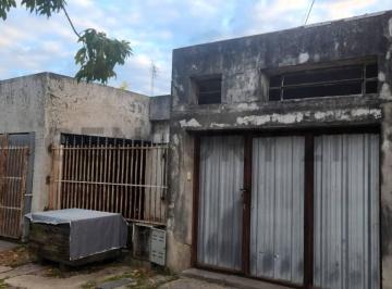Casa · 132m² · 4 Ambientes · 2 Cocheras · Venta de Casa a Reciclar en Rafaela. Oportunidad!