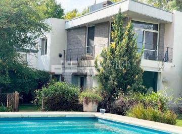 Casa · 251m² · 5 Ambientes · 2 Cocheras · Casa de Diseño en Los Fresnos