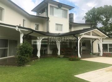 Casa · 683m² · 5 Dormitorios · 3 Cocheras · Casa - La Peregrina Lote de 3000 m²