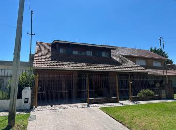 Casa · 206m² · 4 Ambientes · 1 Cochera · Casa 4 Amb con Parque y Quincho