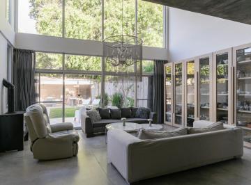 Casa · 437m² · 4 Dormitorios · 2 Cocheras · Casa - La Lucila - Vias/maipu