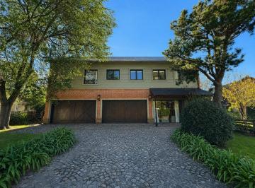 Casa · 468m² · 4 Ambientes · 4 Cocheras · Venta Chalet con Pileta en Rumenco