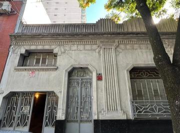 Casa · 165m² · 5 Ambientes · 1 Cochera · Casa en Alquiler Artigas Al 500