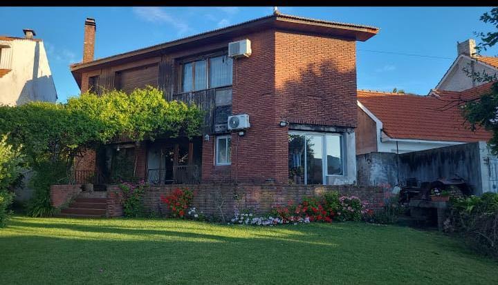 Casa · 300m² · 6 Dormitorios · 2 Cocheras