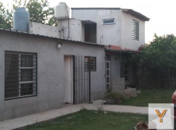 Casa · 80m² · 3 Ambientes · 2 Cocheras · Casa en Venta - 2 Dorm. 2 Baños - Cochera - 235 m² - Berazategui