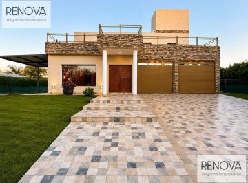 Casa · 481m² · 7 Ambientes · 2 Cocheras · Hermosa Casa en Fincas del Sur 2 - Recibe Menor!