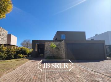 Casa · 374m² · 5 Ambientes · 2 Cocheras · Casa en Venta de 3 Dorm. en Ayres del Sur