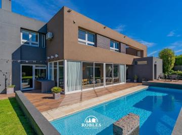 Casa · 430m² · 6 Ambientes · Casa Estilo Minimalista en El Excelente Barrio Privado Rumenco