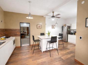 Casa · 300m² · 7 Ambientes · 1 Cochera · Venta Casa Multifamiliar 7 Ambientes Luminosa con Departamento y Parrilla Villa Ballester