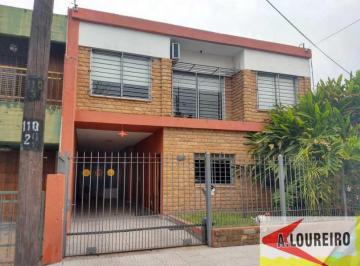 Casa · 198m² · 6 Ambientes · 2 Cocheras · Casa en Dos Plantas Ubicada a 150 m de La Av Espora y a 350 m de La Estación!