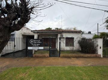Casa · 120m² · 3 Ambientes · 1 Cochera · Casa en Venta en Gonnet a Refaccionar con 2 Dorm. y Parque