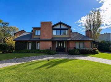 Casa · 233m² · 4 Ambientes · 3 Cocheras · Venta Chalet 5 Ambientes - Rumenco Barrio Los Pinos