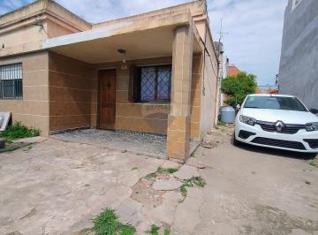 Casa · 56m² · 3 Ambientes · 1 Cochera · Venta Lote C/ Casa 3 Amb Solano C/ Patio y Cochera