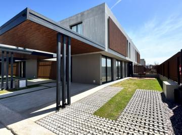 Casa de 6 ambientes Alquiler USD 1.900 · Alquiler Temporal Dúplex Categoría Housing Amoblado