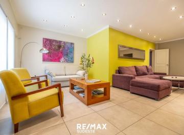 Casa · 254m² · 4 Ambientes · 1 Cochera · Casa de Categoria en Pleno Centro