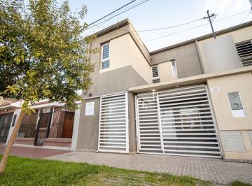 Casa · 163m² · 7 Ambientes · 1 Cochera · En Venta Gran Propiedad con Tan Solo 4 Años de Antiguedad en Barrio Maria Selva.