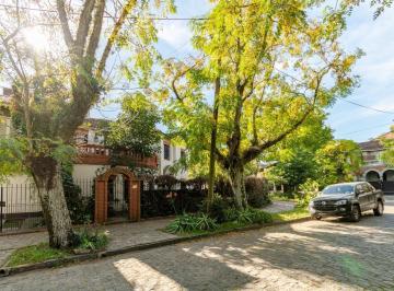 Casa · 226m² · 5 Ambientes · 2 Cocheras · Antigua Casa en Venta con Mucho Encanto en Pleno B° Parque Aguirre, Acassuso.