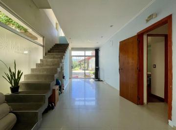 Casa · 253m² · 6 Ambientes · 1 Cochera · Casa en Venta - 4 Dorm. 4 Baños - 660 m² - La Plata