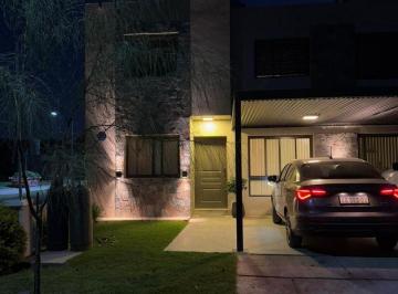Casa de 7 ambientes, Río Ceballos · Merger Vende Casa Apto Credito en Villa Catalina, 3 Dormi, 2 Baños, 2 Coche. Patio y Piscina.
