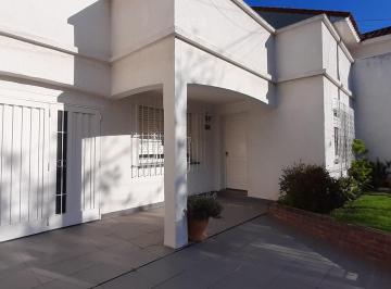Casa · 95m² · 3 Ambientes · 1 Cochera · Casa Chalet en Venta en Martínez, San Isidro, G. B. a. Zona Norte
