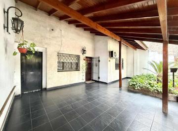 Casa · 77m² · 3 Ambientes · 2 Cocheras · Casa 3 Ambientes en Venta en Banfield con Jardin