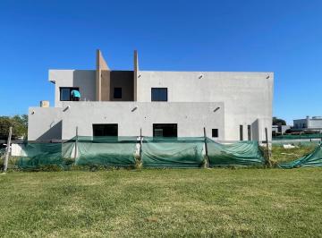 Casa · 320m² · 5 Ambientes · Casa en Venta - 3 Dorm. 3 Baños - Greenville Polo & Resort