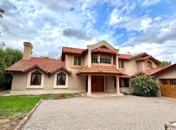 Casa · 410m² · 5 Dormitorios · 2 Cocheras · Openhouse Alquila Imponente Casa en Barrio Dalvian