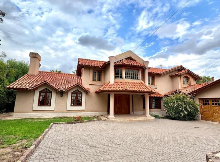Casa · 410m² · 5 Dormitorios · 2 Cocheras