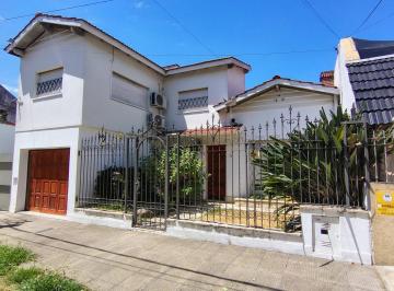 Casa · 226m² · 4 Ambientes · 1 Cochera · Chalet Castelar Sur