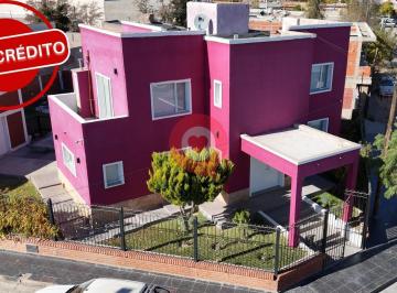 Casa · 241m² · 6 Ambientes · 2 Cocheras · Casa 3 Dorm. Catriel Rn