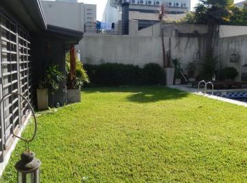 Casa · 380m² · 5 Ambientes · 3 Cocheras · "Casa Minimalista" 5 Amb en Exclusivo Barrio Residencial de Barrio Parque Bernal!