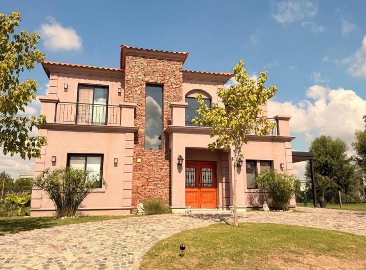 Casa · 880m² · 5 Ambientes · 1 Cochera