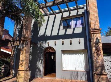 Casa · 140m² · 6 Ambientes · 2 Cocheras · Casa 3 Dorm. en Barrio San Alfonso