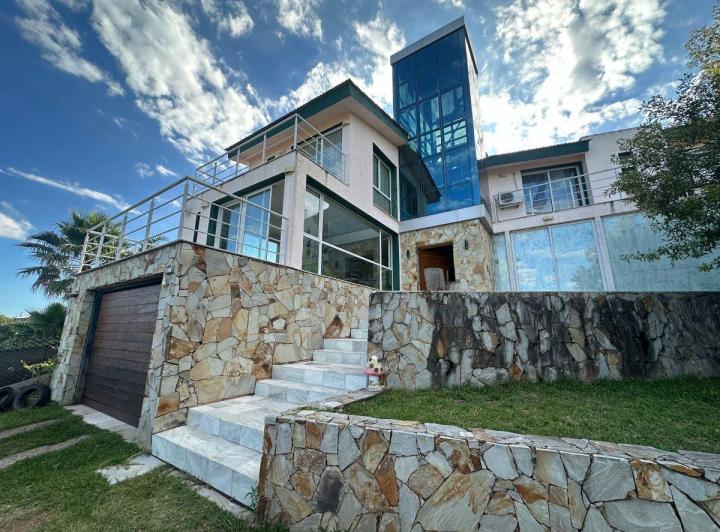 Casa · 356m² · 10 Ambientes · 2 Cocheras