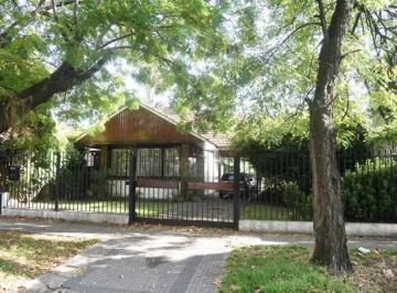 Casa · 220m² · 3 Dormitorios · 2 Cocheras · Céntrico y Residencial - Muy Buen Chalet S/772 m² de Terreno - Adrogue