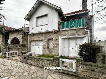 Casa · 262m² · 1 Cochera · Chalet Ideal Uso Profesional o Comercial