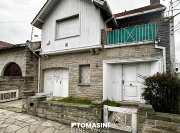 Casa · 262m² · 1 Ambiente · 1 Cochera · Chalet Ideal Uso Profesional o Comercial