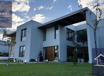 Casa · 265m² · 5 Ambientes · 2 Cocheras · Casa de 5 Ambientes, con Mucho Diseño, Campo Grande, Pilar
