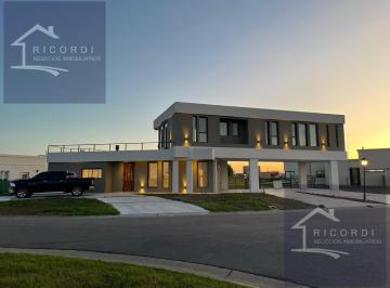 Casa · 840m² · 5 Ambientes · 4 Cocheras · Casa - San Sebastian